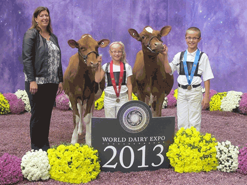 Cole and Ava Booth in junior dairy cattle showmanship at World Dairy Expo