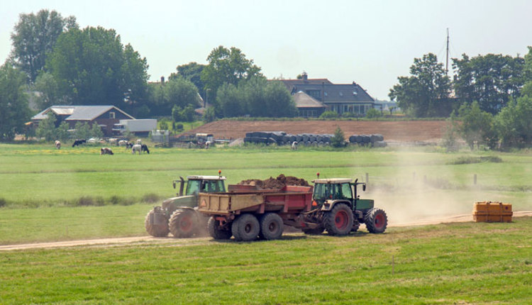 tractor-pulling-manure